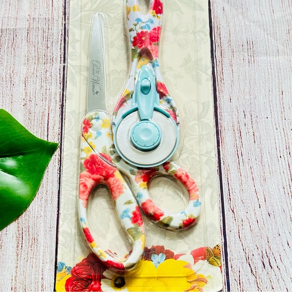 The Pioneer Woman Sweet Rose 45mm Rotary & 8" Fashion Scissors Set NEW - Picture 3 of 5
